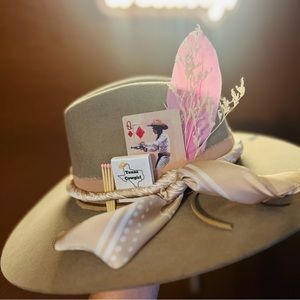 Custom Charlie 1 Horse Hat- Beige  
Wool/Felt 

Texas Cowgirl